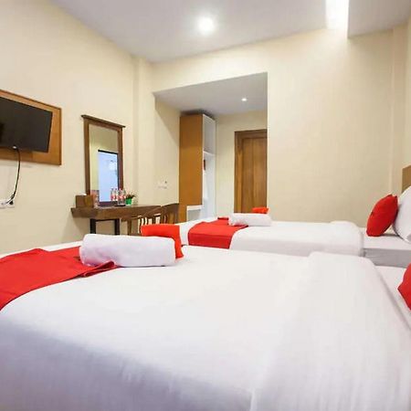 Reddoorz Premium @ Jalan Cengkeh Malang Hotel Exterior foto