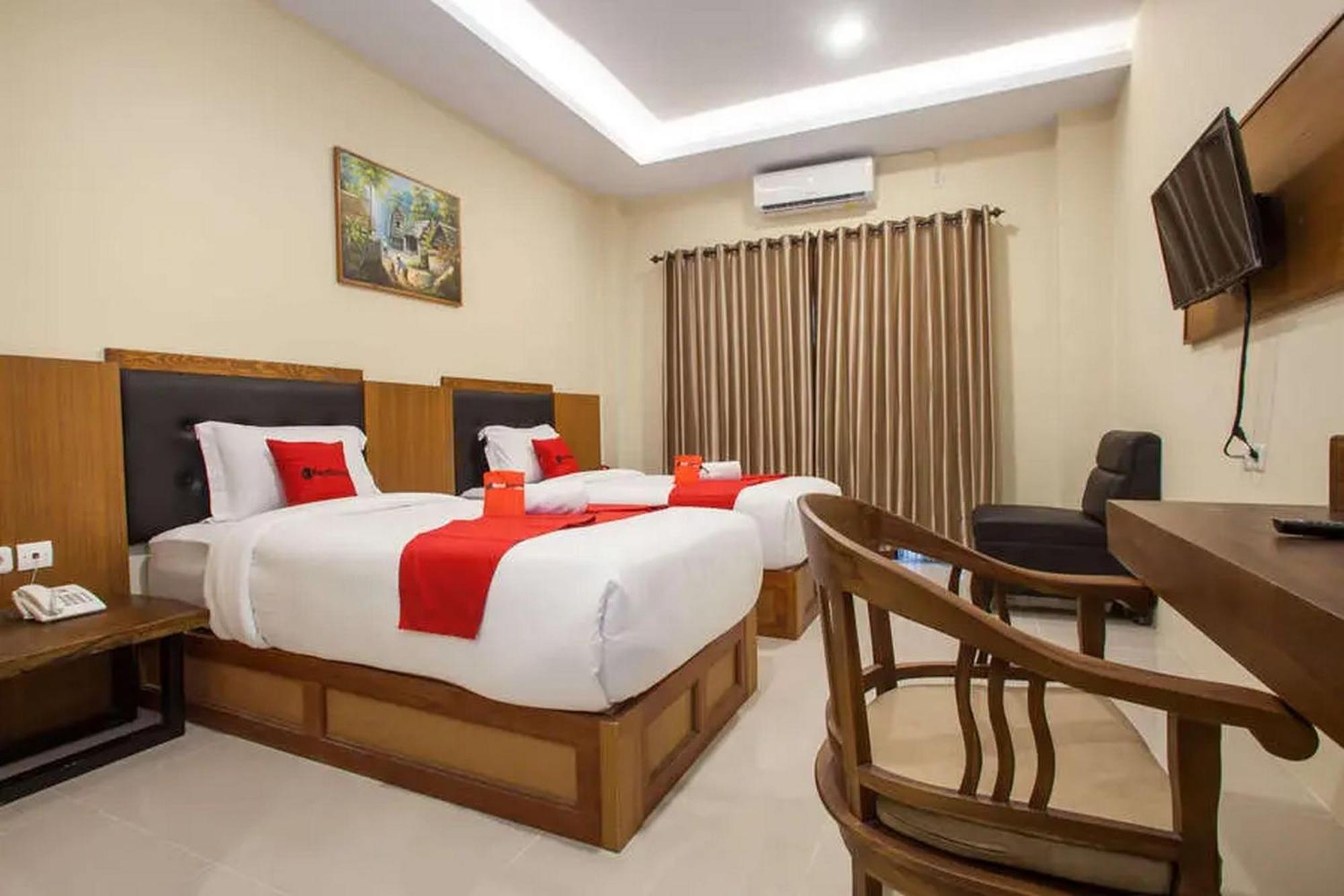 Reddoorz Premium @ Jalan Cengkeh Malang Hotel Exterior foto