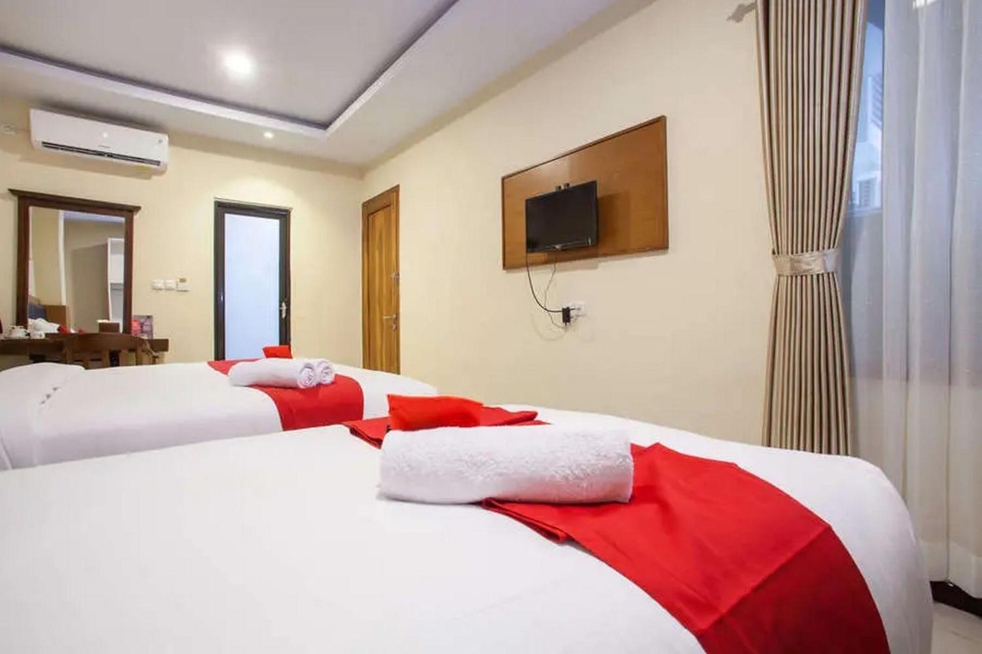 Reddoorz Premium @ Jalan Cengkeh Malang Hotel Exterior foto