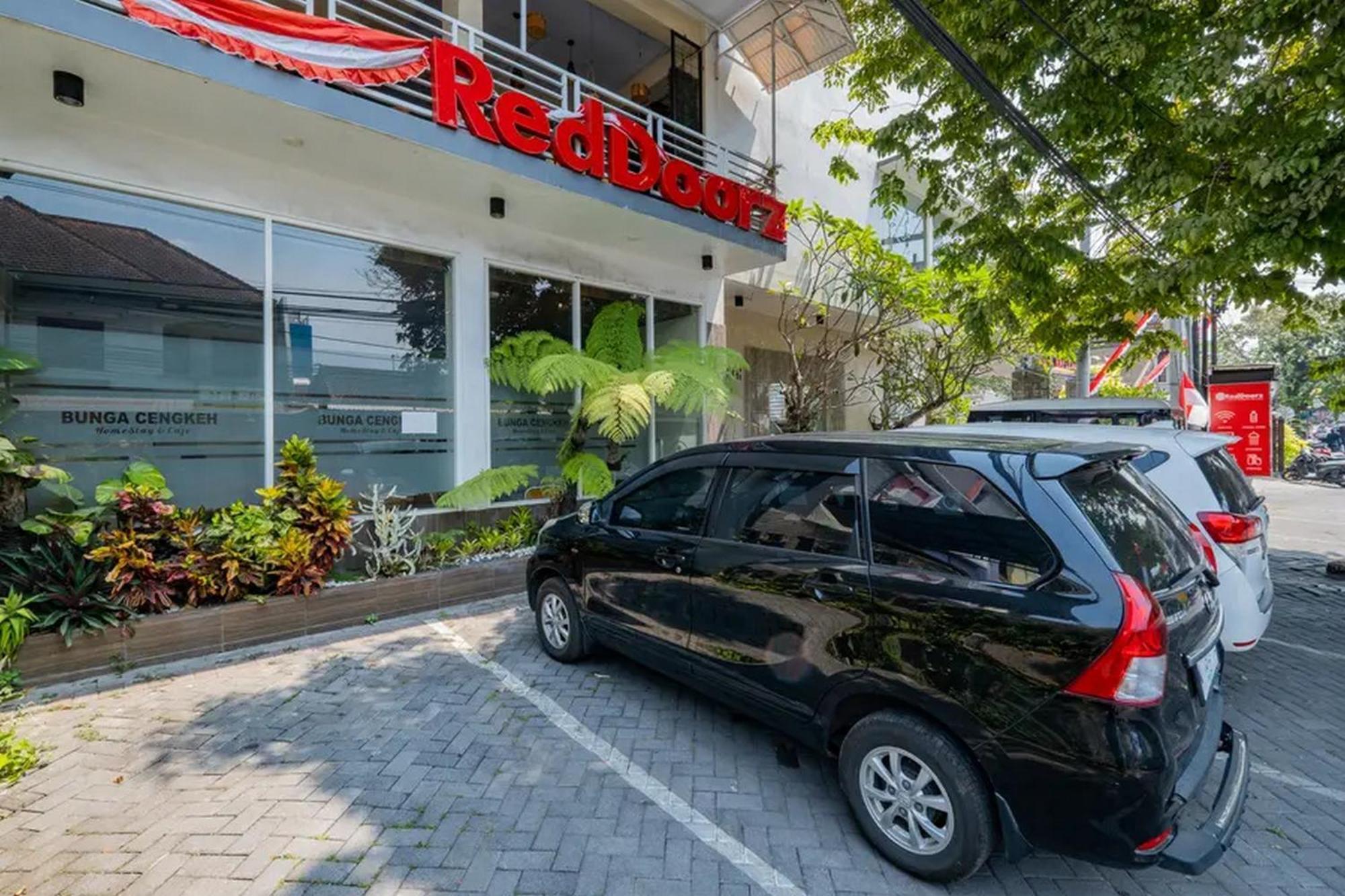 Reddoorz Premium @ Jalan Cengkeh Malang Hotel Exterior foto